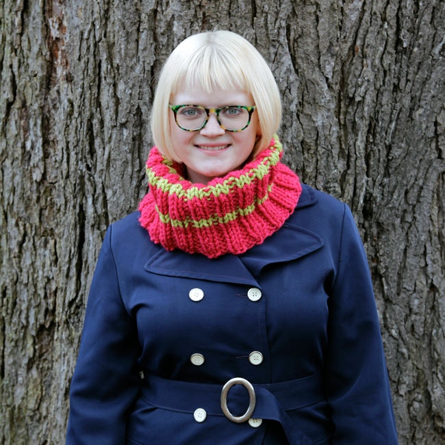 Chunky Ribbed Cowl - Click through for the free knitting pattern!
