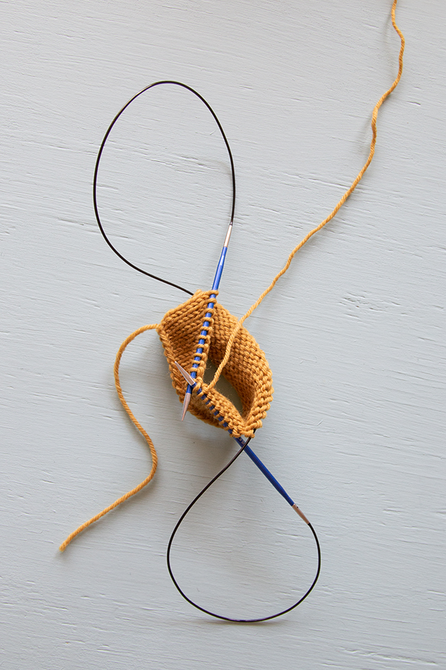 Magic Loop Technique: How To Knit in the Round Using a Single Long Circular  Needle – tin can knits